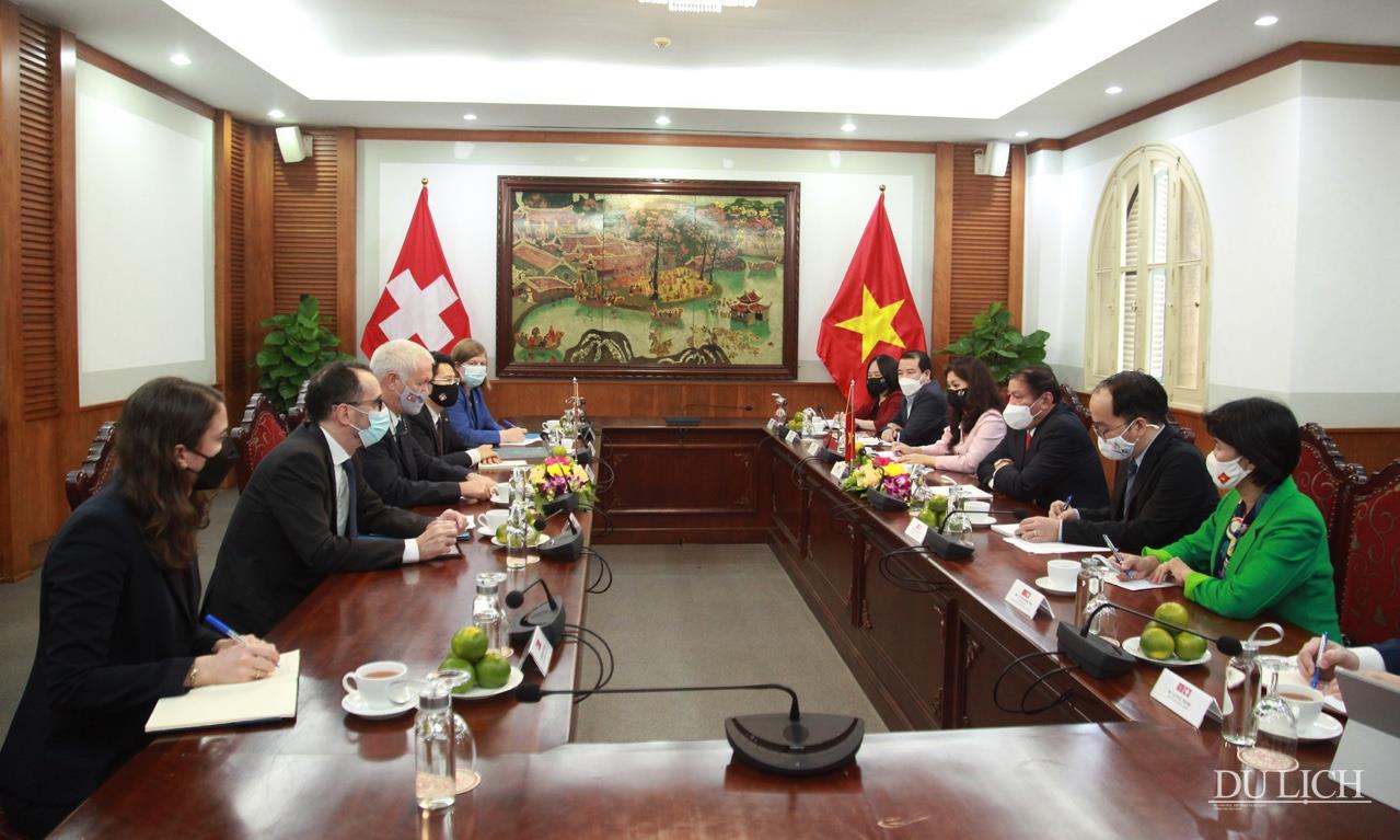 Toàn cảnh buổi tiếp và làm việc của Bộ trưởng Bộ VHTTDL Nguyễn Văn Hùng với Đại sứ Thụy Sỹ